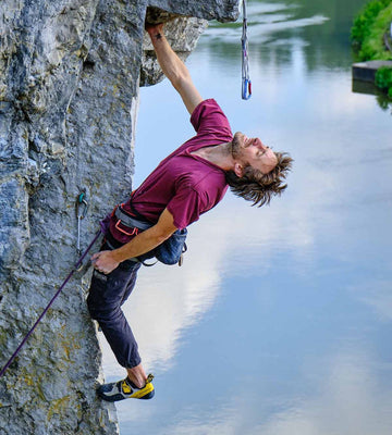 Pantalon d'escalade nival gravity noir porté en montagne